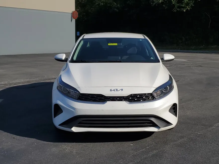 2023 Kia Forte LXS photo 1