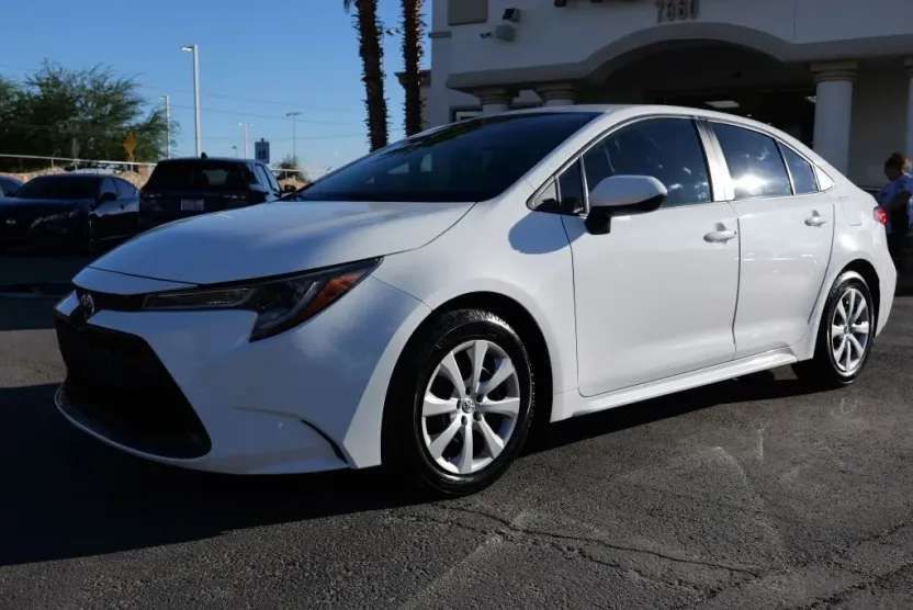 2022 Toyota Corolla LE photo 1