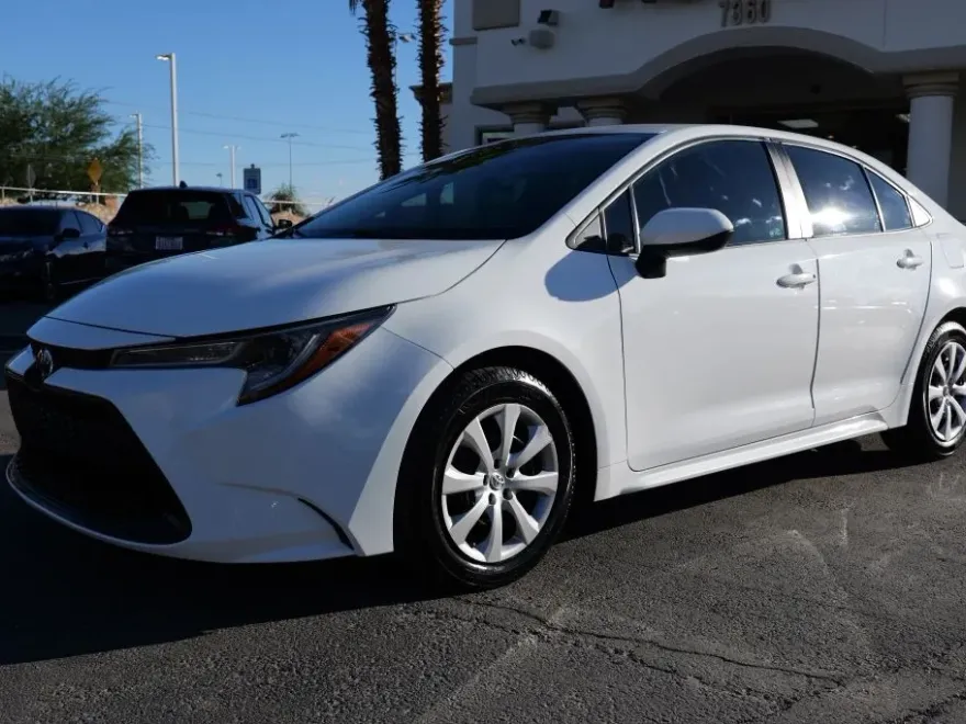 2022 Toyota Corolla LE photo 1