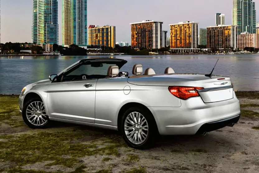 2013 Chrysler 200 Touring photo 1