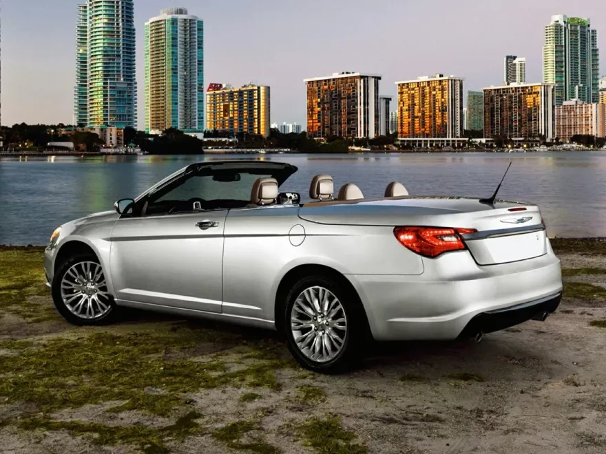 2013 Chrysler 200 Touring photo 1
