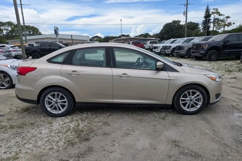 2018 Ford Focus SE photo 1