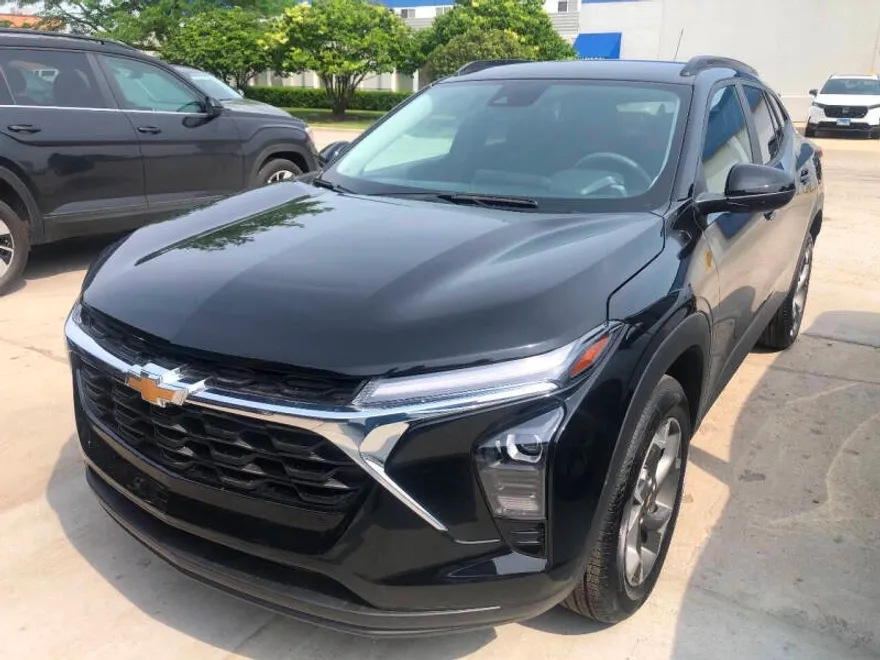 2025 Chevrolet Trax LT photo 1
