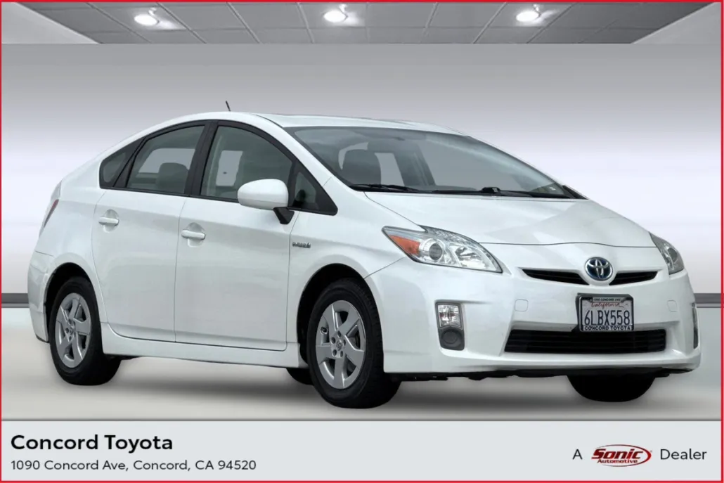 2010 Toyota Prius Three photo 1
