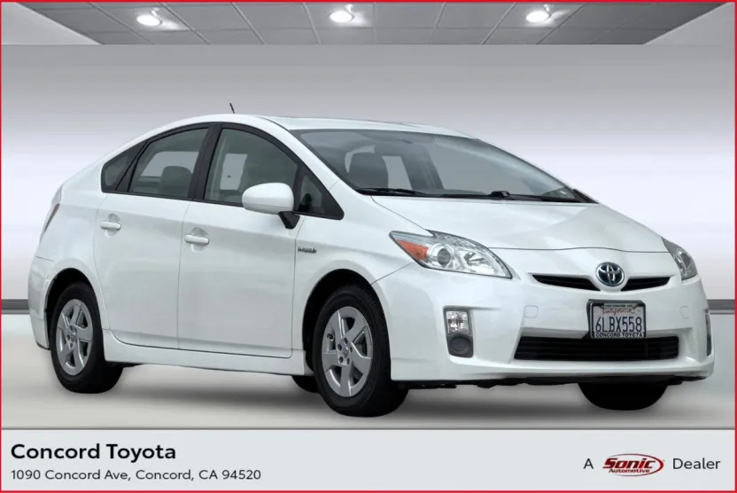 2010 Toyota Prius Three photo 1