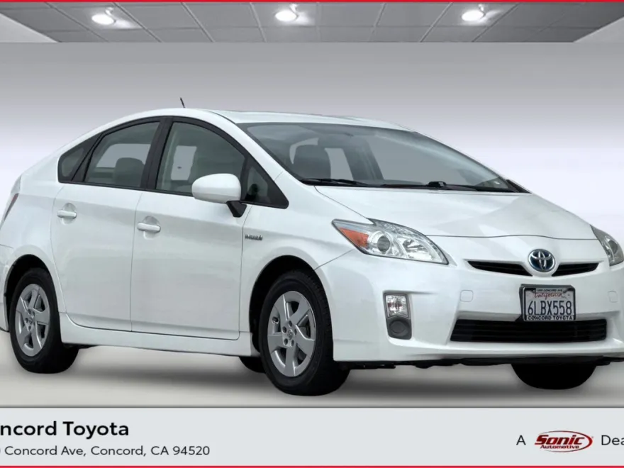 2010 Toyota Prius Three photo 1