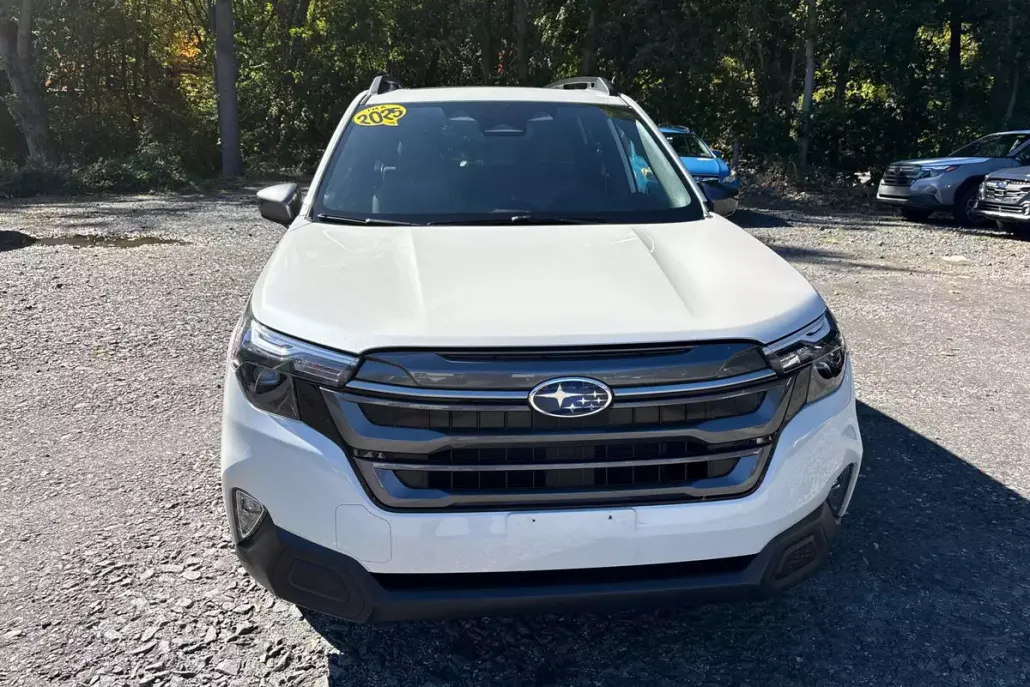 2025 Subaru Forester Premium photo 1