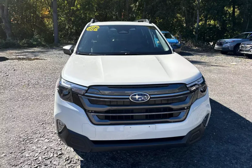 2025 Subaru Forester Premium photo 1