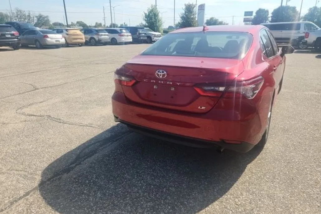 2023 Toyota Camry LE photo 1