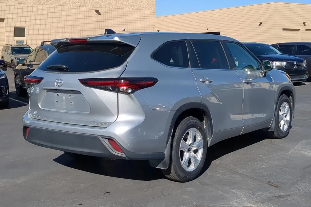 2024 Toyota Highlander LE photo 1