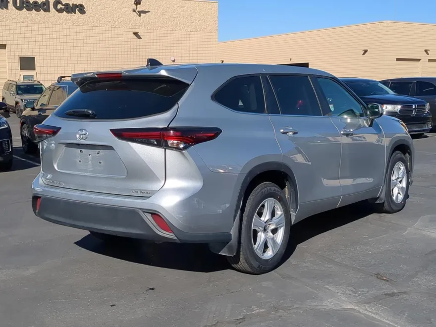 2024 Toyota Highlander LE photo 1