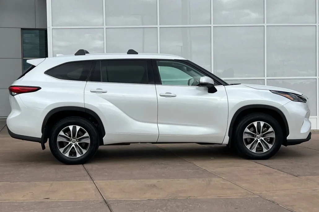 2022 Toyota Highlander XLE photo 1