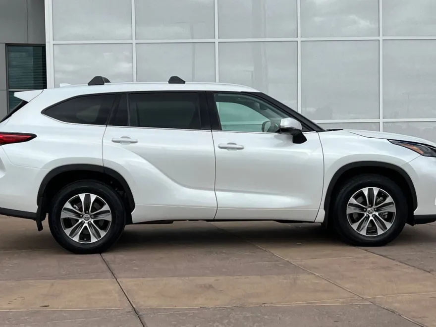 2022 Toyota Highlander XLE photo 1