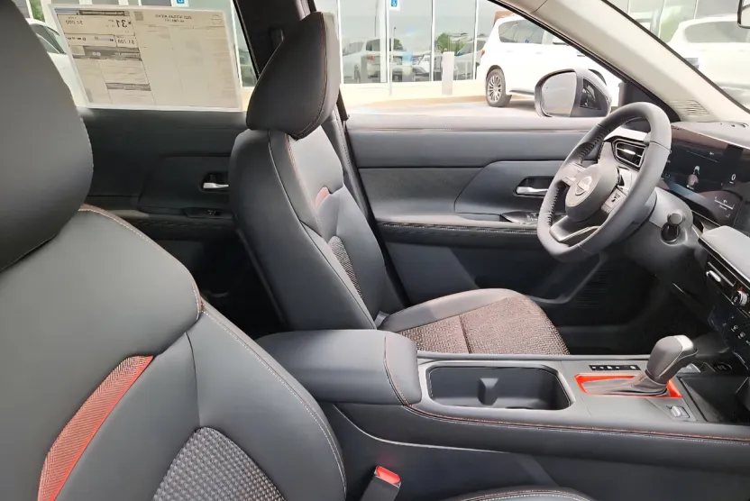 2025 Nissan Kicks SR photo 1