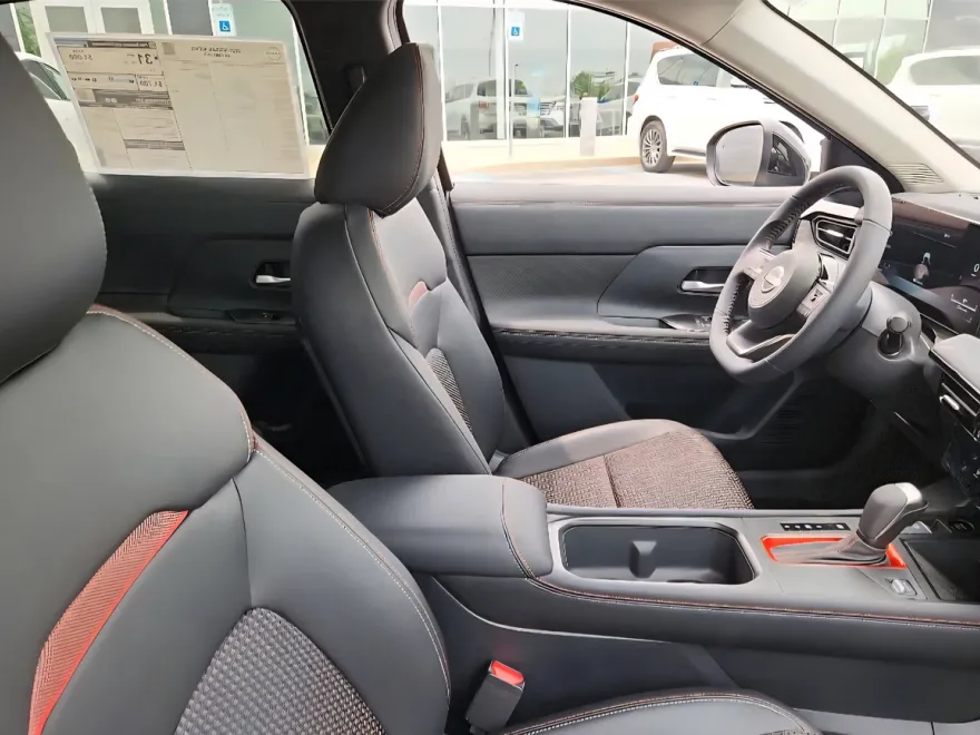 2025 Nissan Kicks SR photo 1