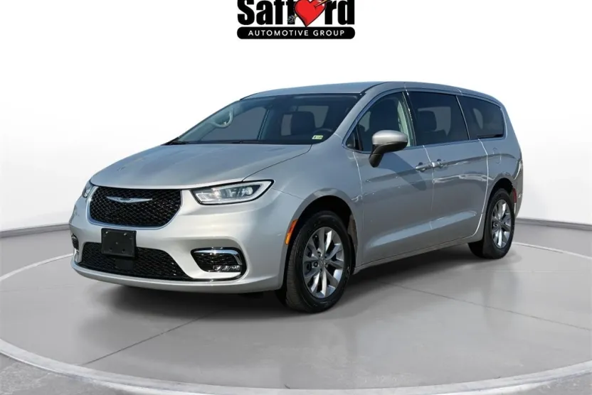 2023 Chrysler Pacifica Touring L photo 1