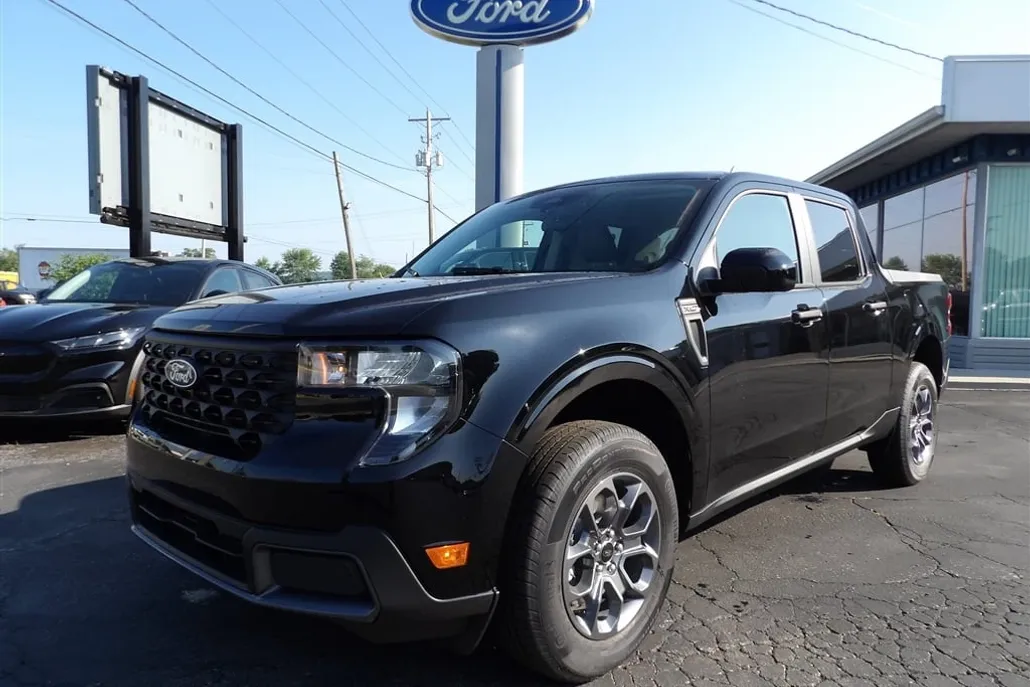 2025 Ford Maverick XLT photo 1