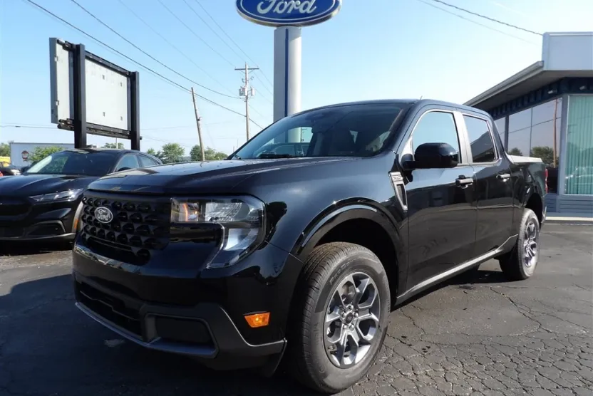 2025 Ford Maverick XLT photo 1