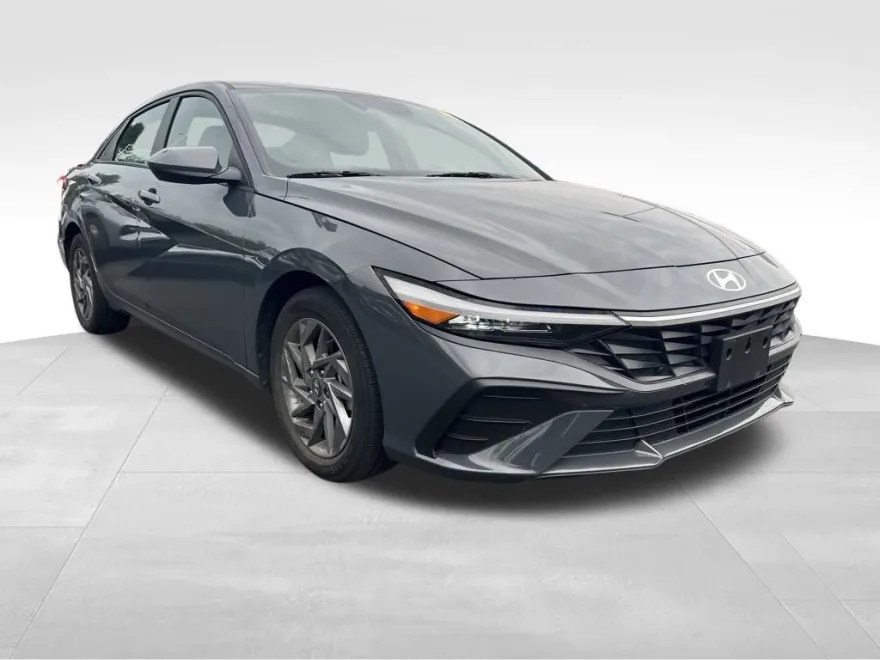 2024 Hyundai Elantra SEL photo 1