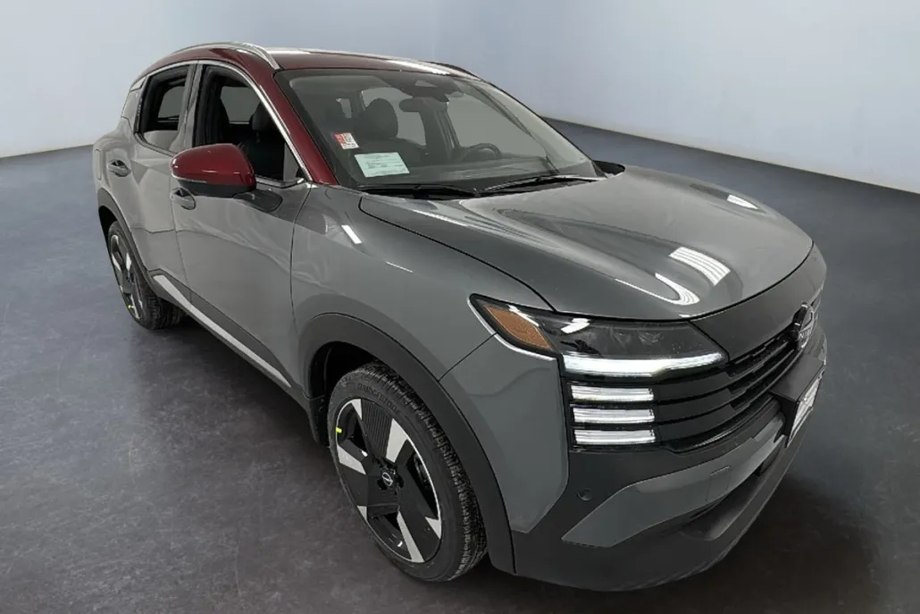 2025 Nissan Kicks SR photo 1