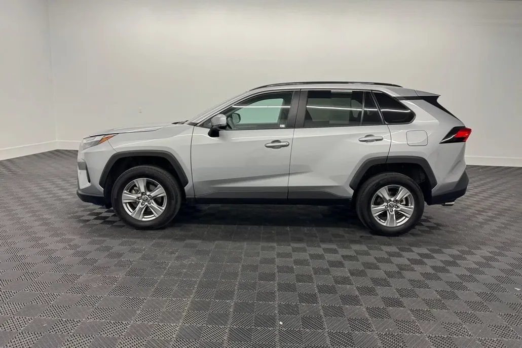 2024 Toyota RAV4 XLE photo 1