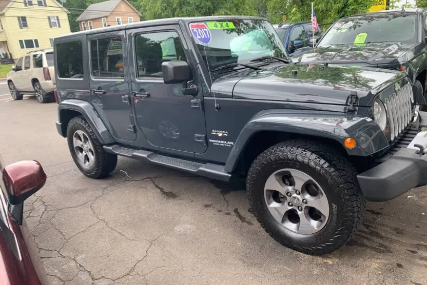 2017 Jeep Wrangler Unlimited Sahara photo 1