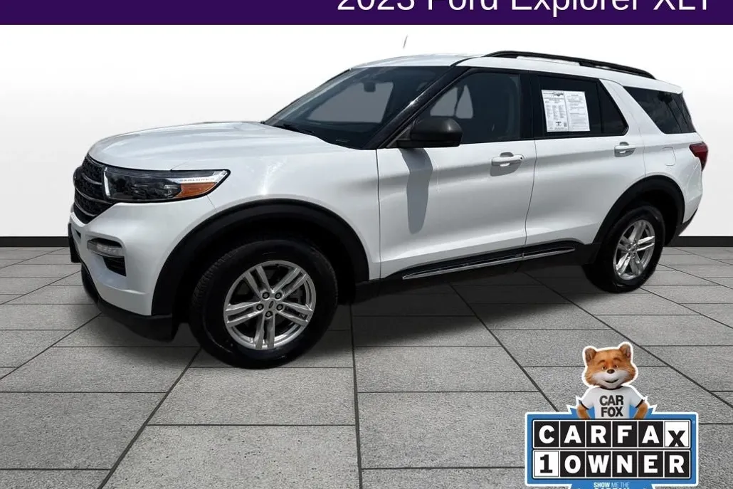 2023 Ford Explorer XLT photo 1