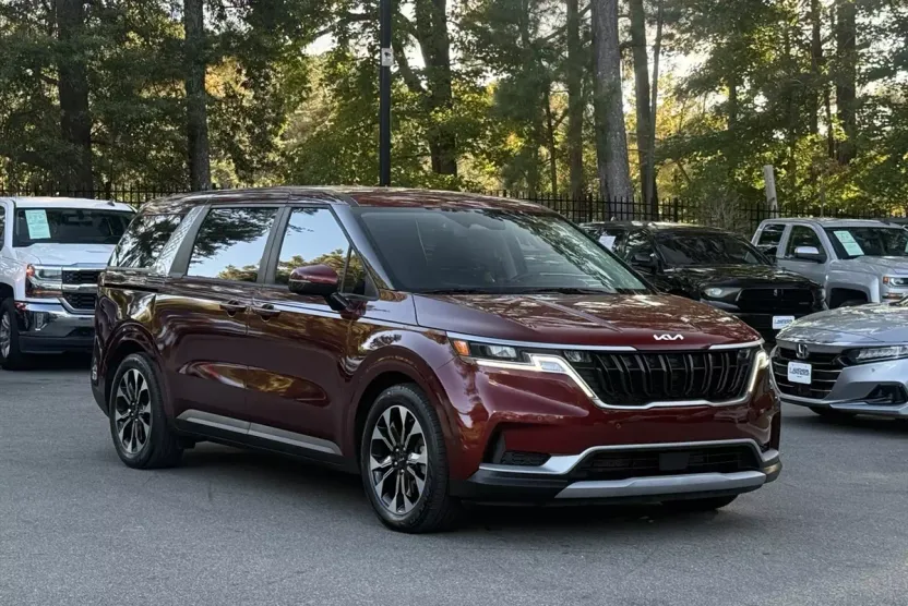 2023 Kia Carnival EX photo 1