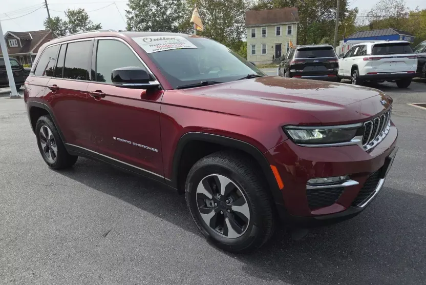 2023 Jeep Cherokee Base photo 1
