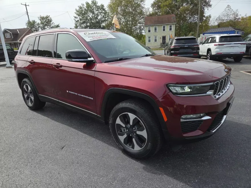 2023 Jeep Cherokee Base photo 1
