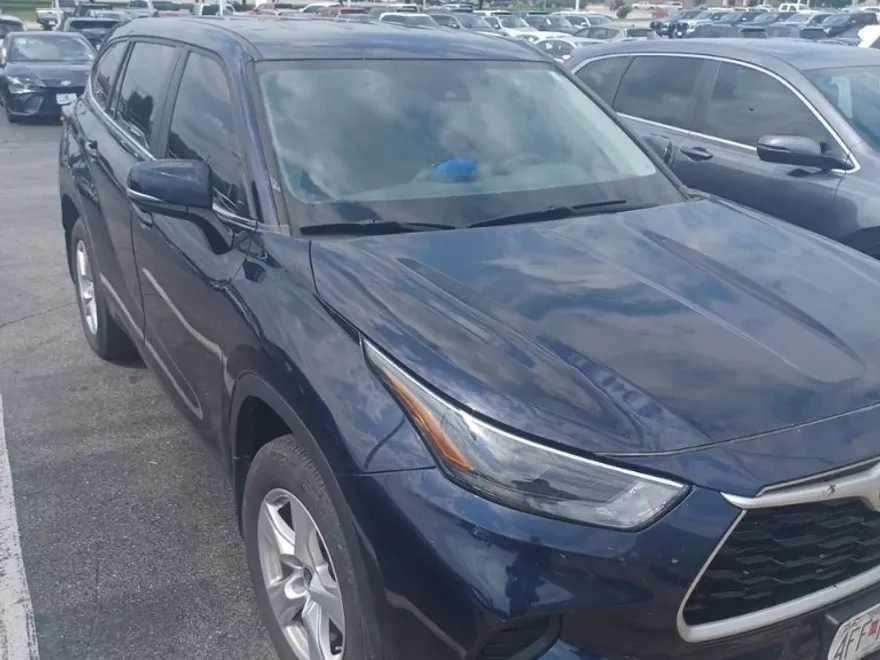 2023 Toyota Highlander L photo 1