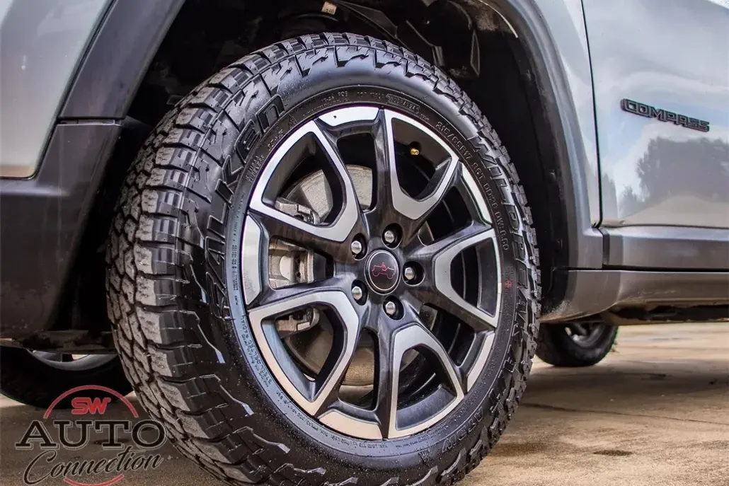 2025 Jeep Compass Trailhawk photo 1
