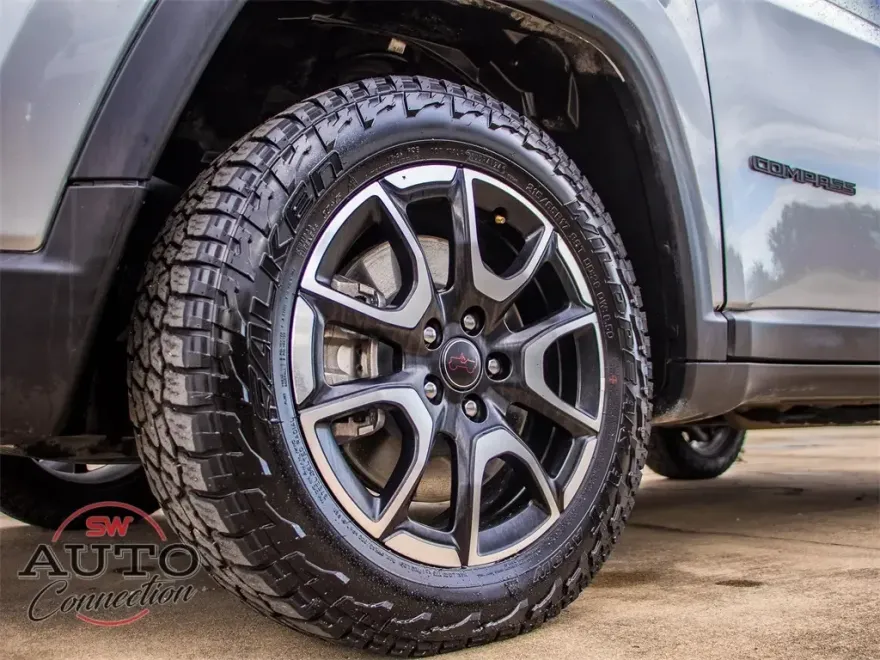 2025 Jeep Compass Trailhawk photo 1