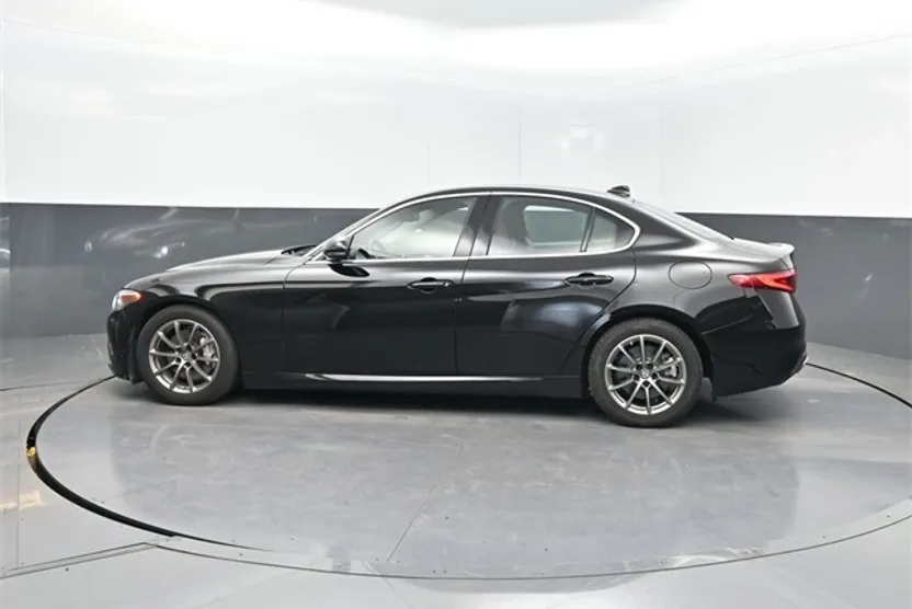 2020 Alfa Romeo Giulia photo 1