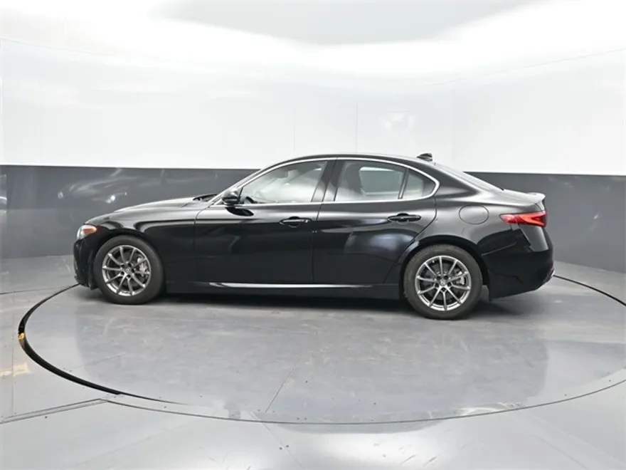2020 Alfa Romeo Giulia photo 1