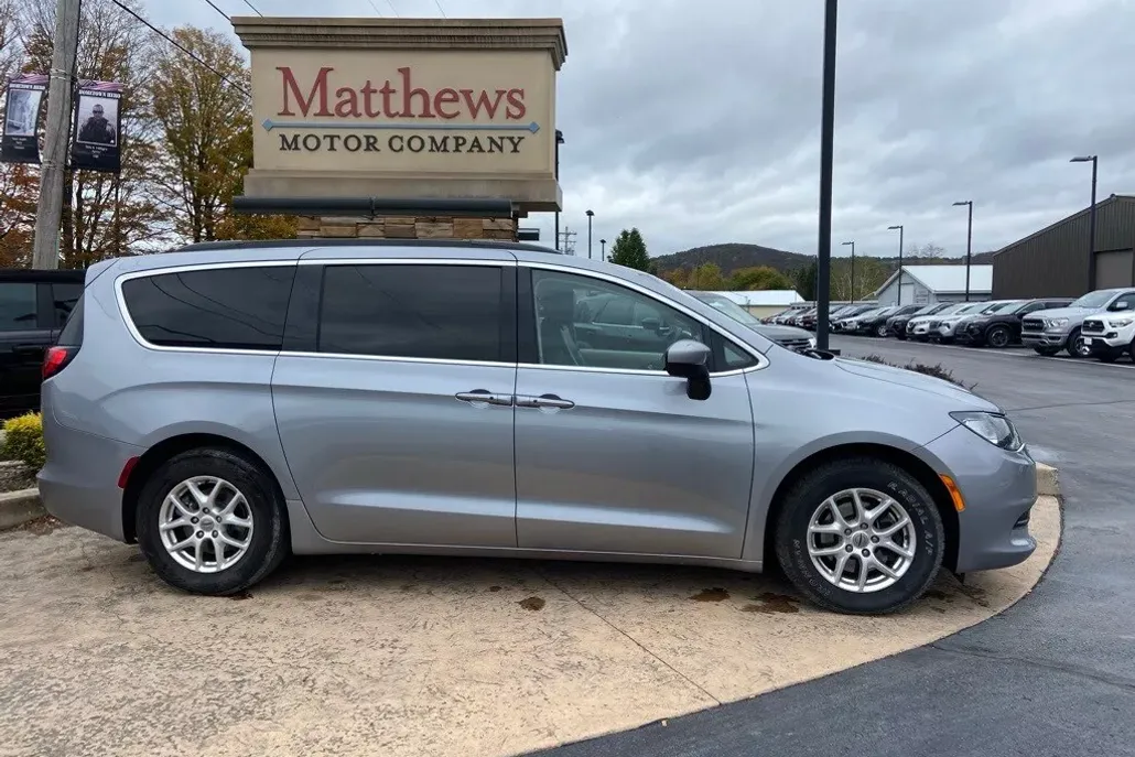2021 Chrysler Voyager LXi photo 1