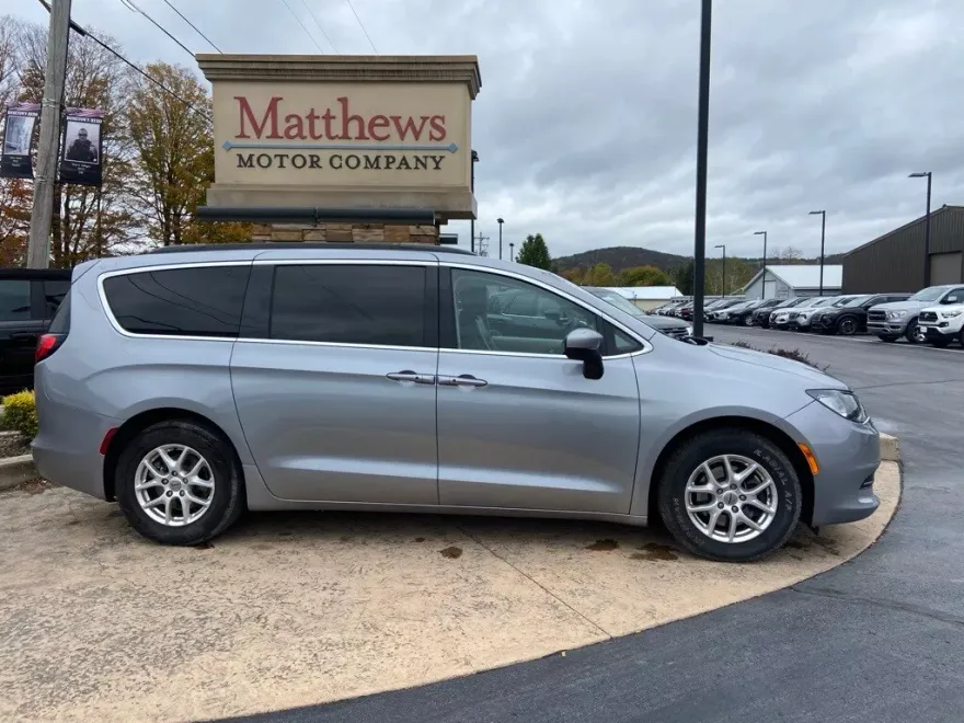 2021 Chrysler Voyager LXi photo 1