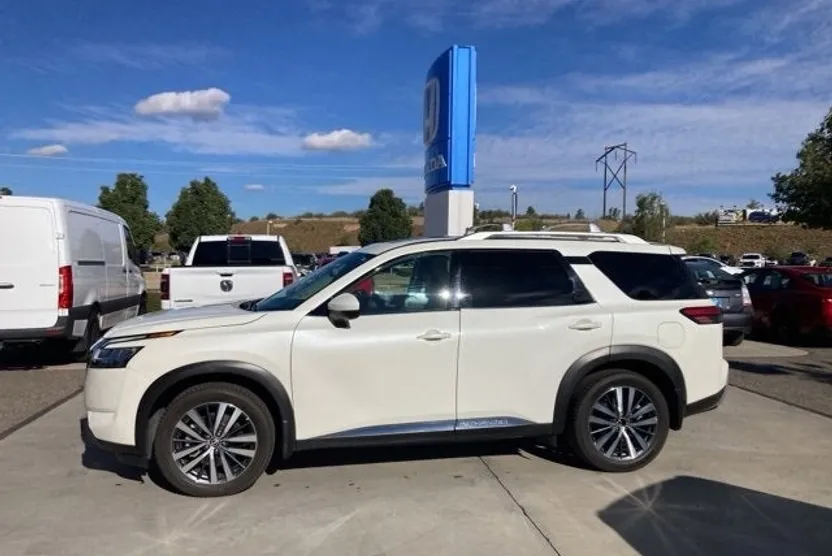 2022 Nissan Pathfinder Platinum photo 1