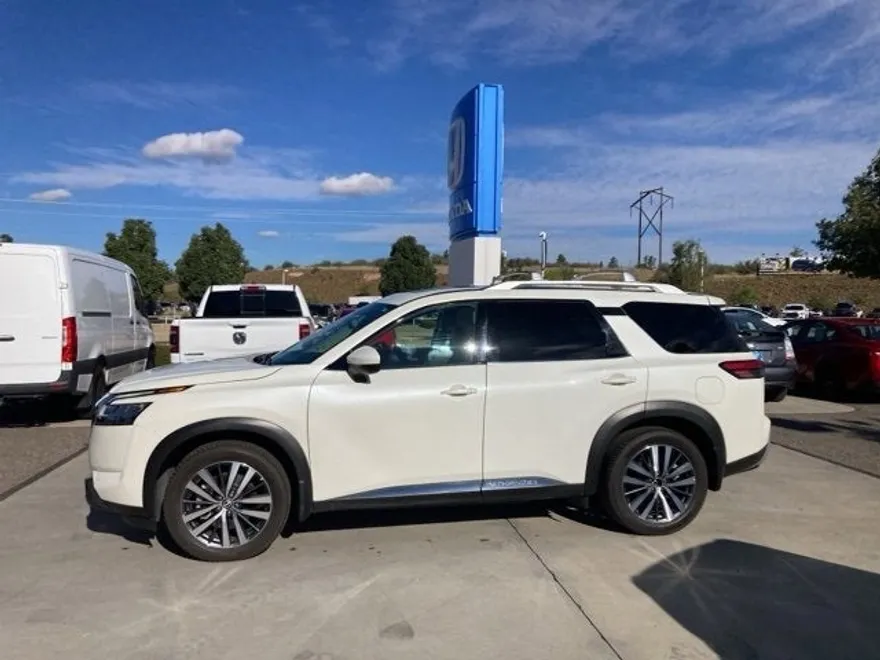 2022 Nissan Pathfinder Platinum photo 1