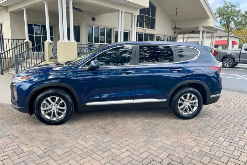 2020 Hyundai Santa Fe SE photo 1