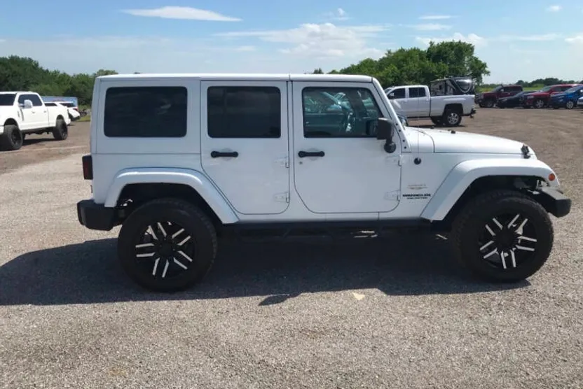 2014 Jeep Wrangler Unlimited Sahara photo 1