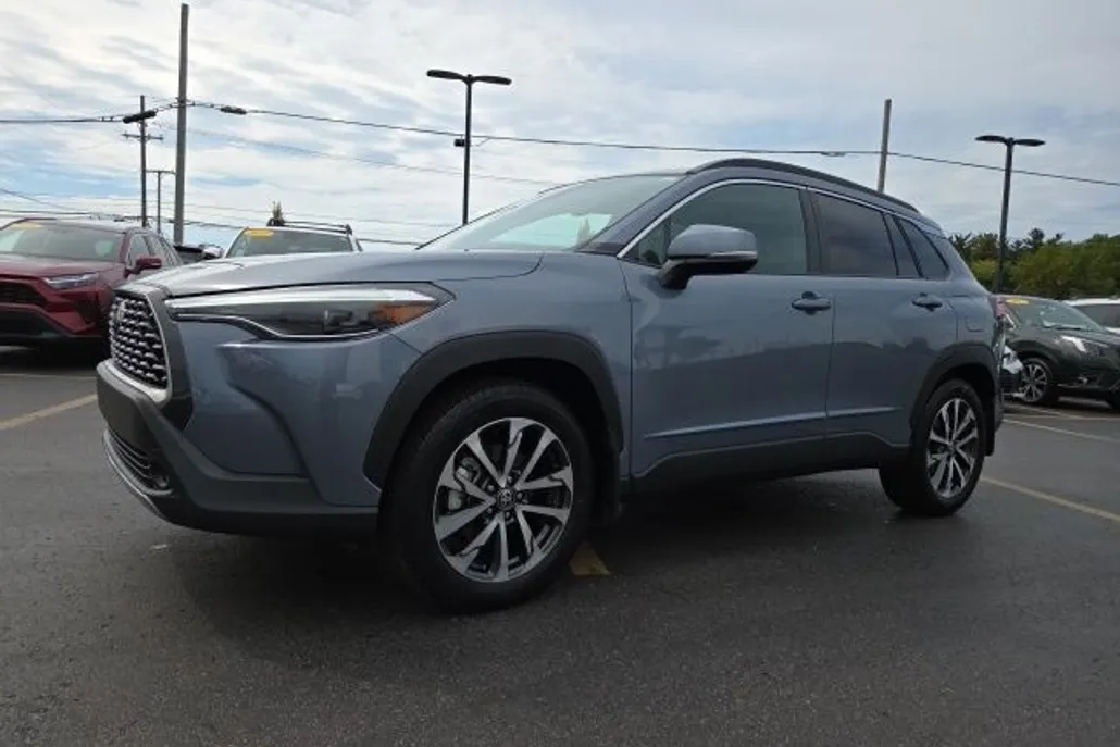 2022 Toyota Corolla Cross XLE photo 1