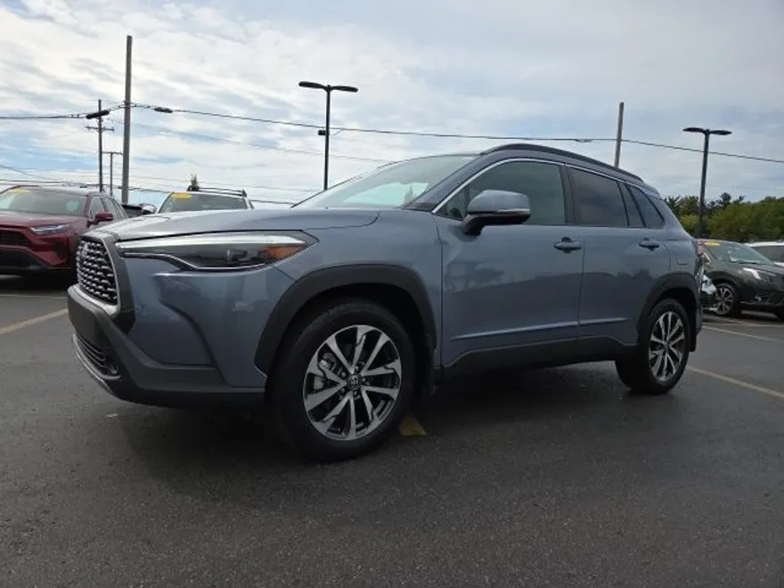 2022 Toyota Corolla Cross XLE photo 1