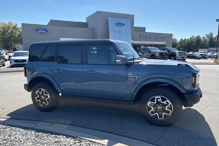 2025 Ford Bronco Outer Banks photo 1