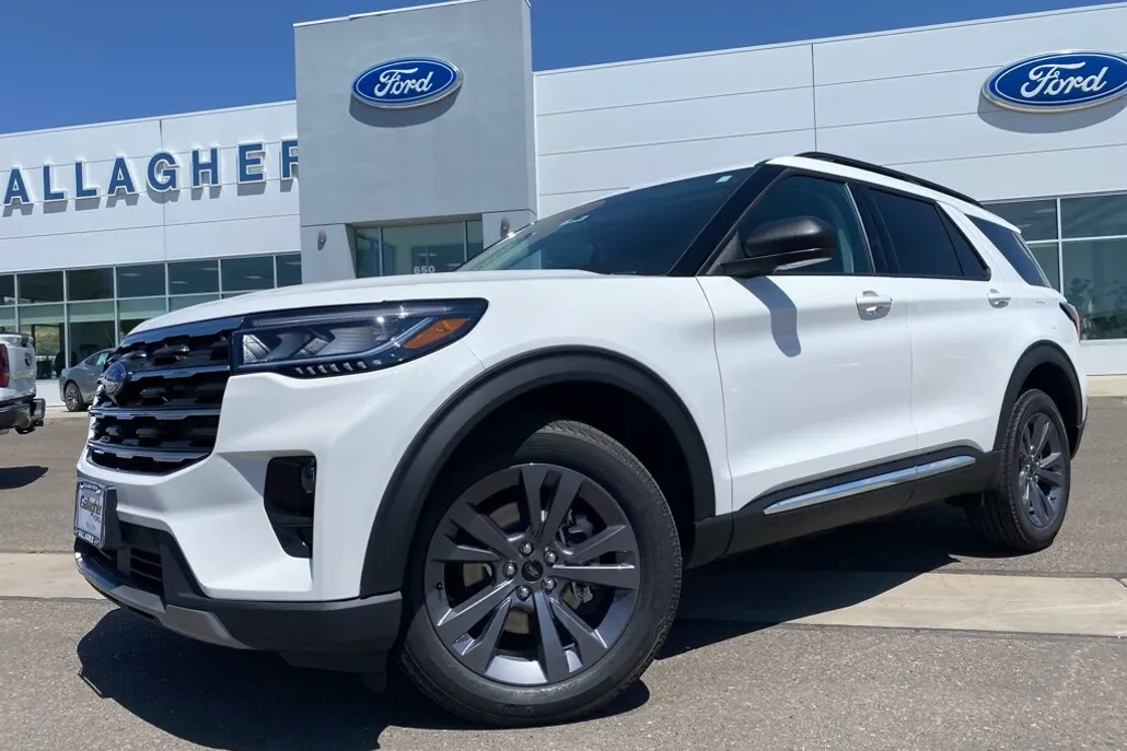 2025 Ford Explorer photo 1