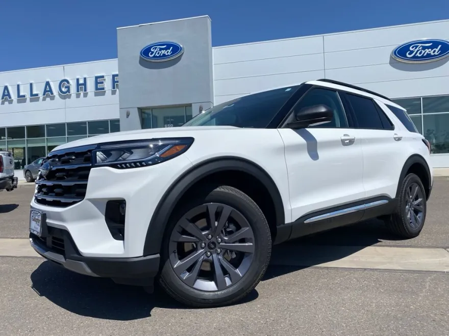 2025 Ford Explorer photo 1