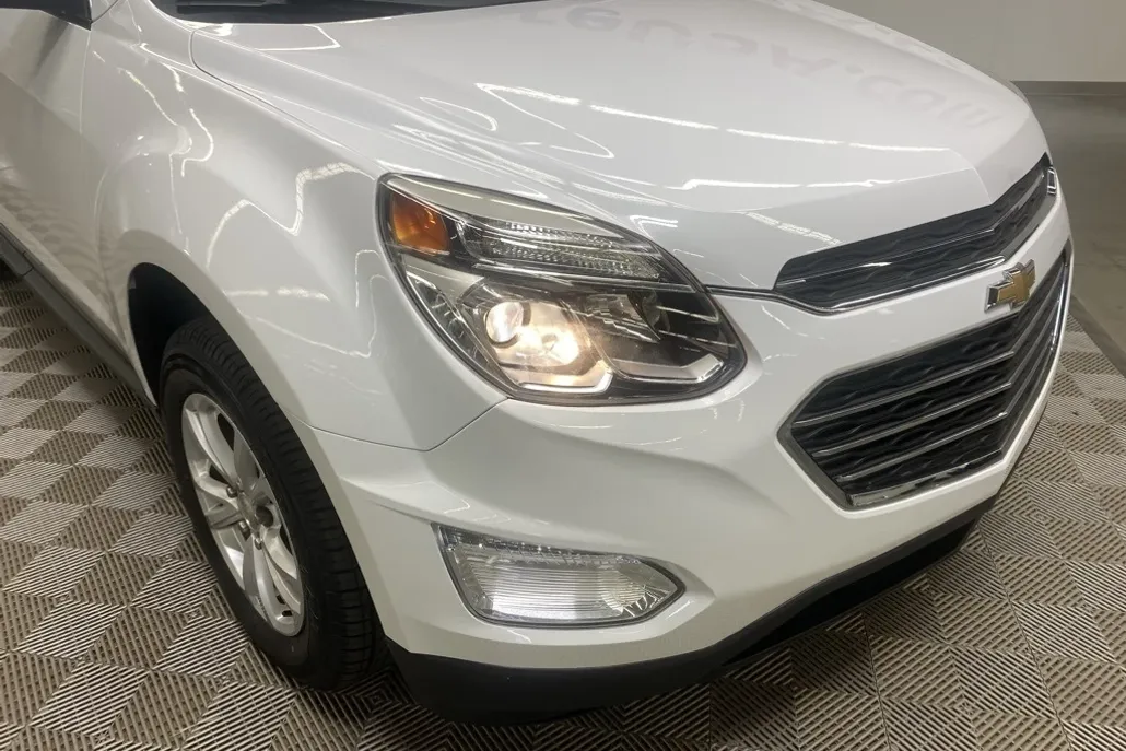 2017 Chevrolet Equinox LT photo 1