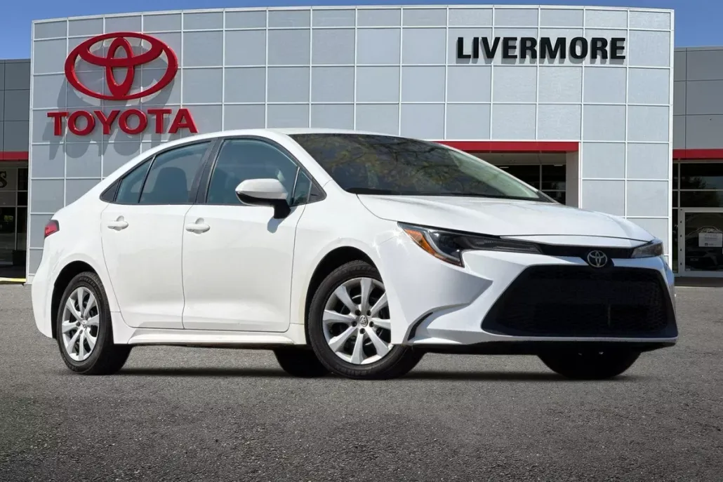 2021 Toyota Corolla LE photo 1