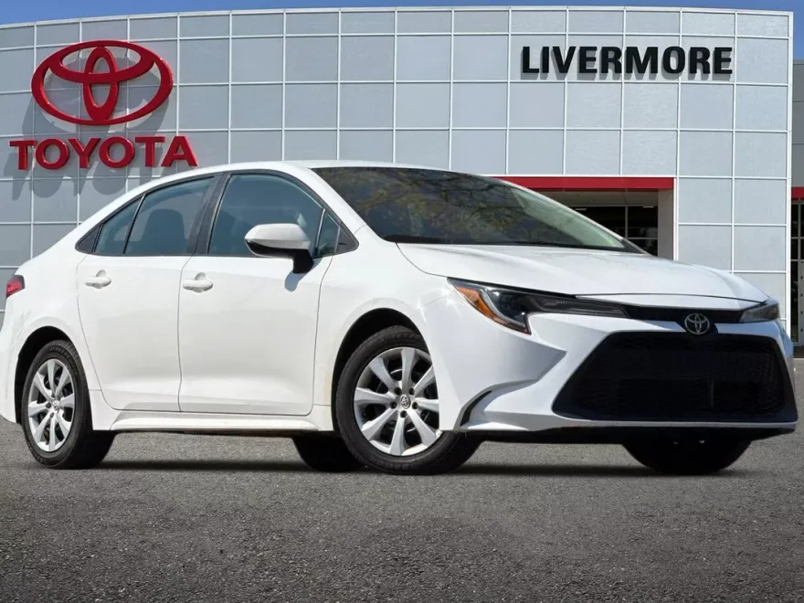 2021 Toyota Corolla LE photo 1