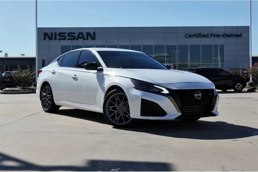 2024 Nissan Altima SR photo 1